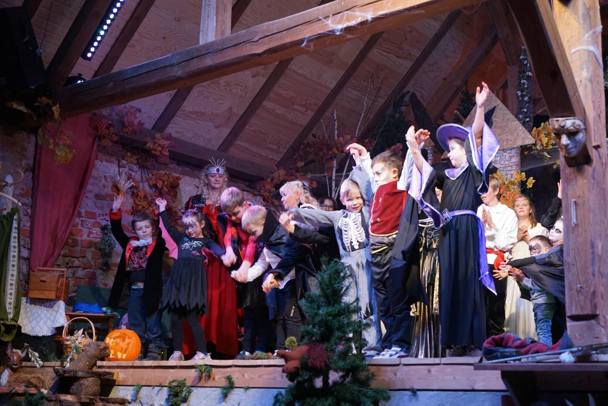 Kindertruppe im Finale des Musicals Kindertruppe im Finale des Musicals. Verkleidete Kinder in Vampir- und Hexenkostümen verbeugen sich fröhlich beim Schlussapplaus auf der Bühne.